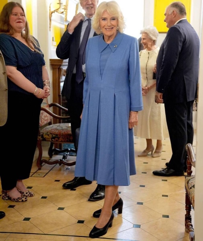 Dronning Camilla blant gjester på utstillingen