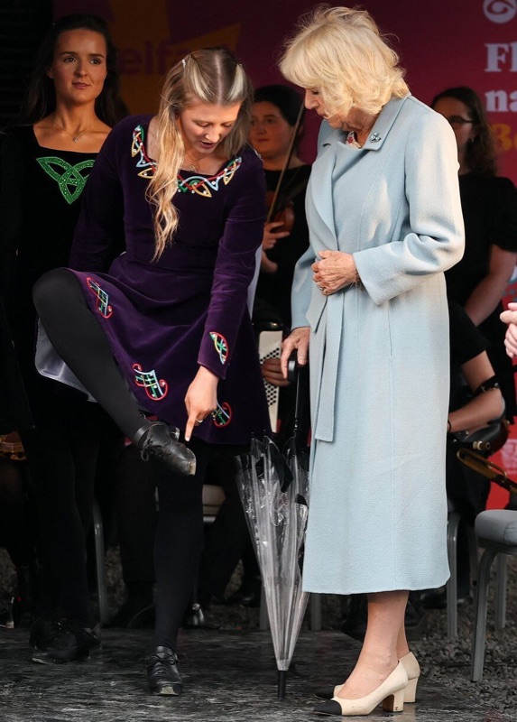 Dronning Camilla og en ung irsk danser
