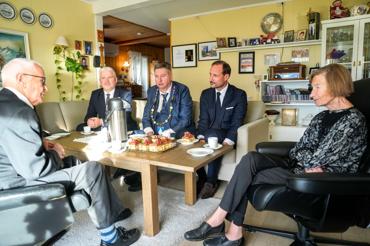 Magne Øymo i stolen sin mens kongen og følget hans hører på