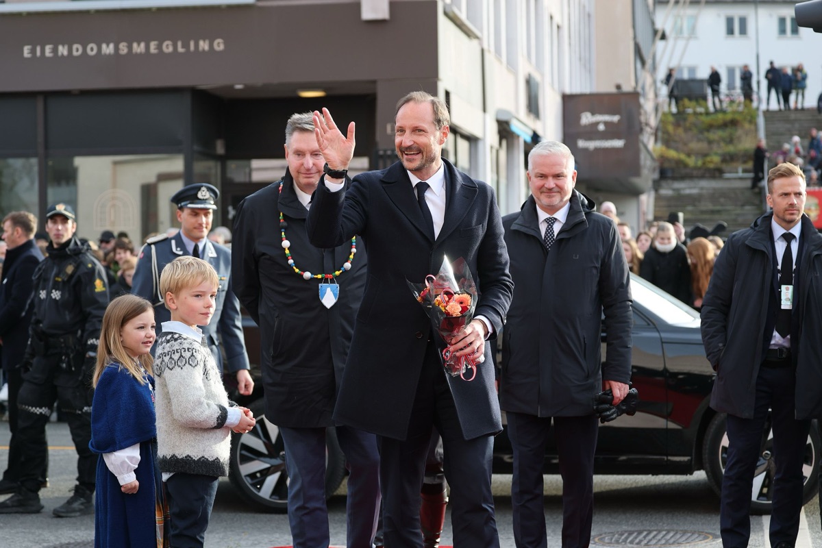 Kong Haakon vinker til folkemengden sammen med ordføreren