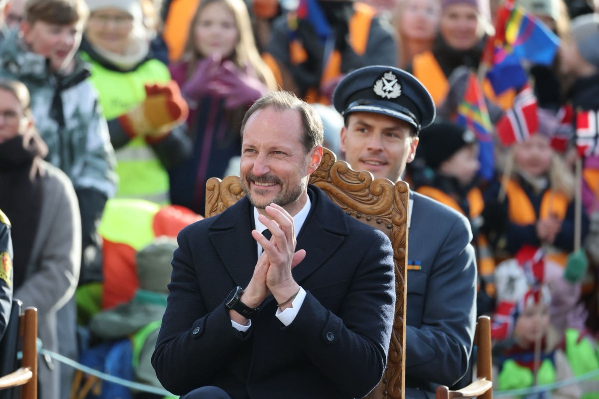Kong Haakon klapper mens han sitter blant publikum