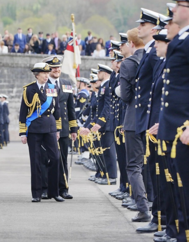 Prinsesse Anne inspiserer offiserene