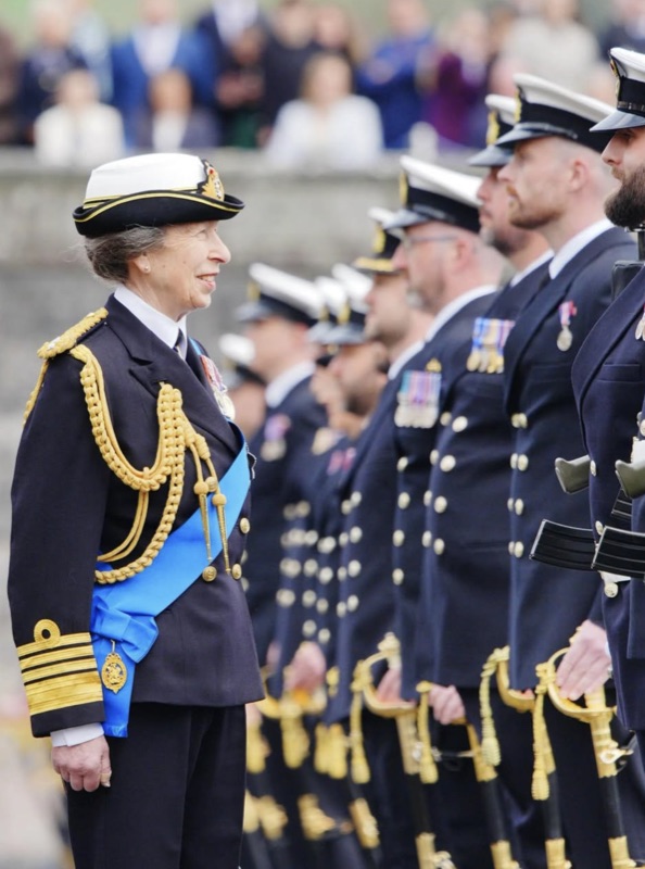 Prinsesse Anne møter offiserene