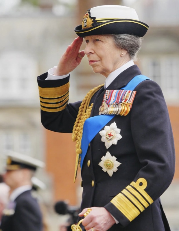 Prinsesse Anne salutterer