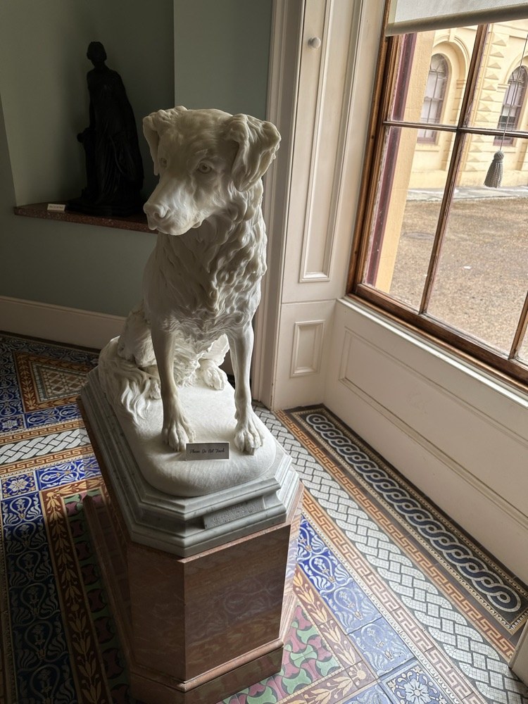 Marmorstatue av collien Noble