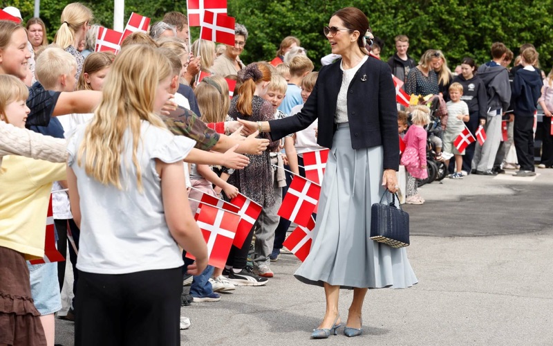 Dronning Mary hilser på barn med flagg
