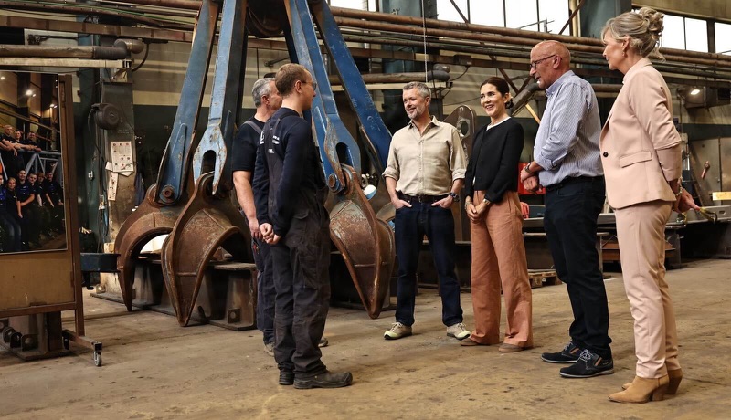 Kongeparet i samtale med ansatte hos HSM Industri