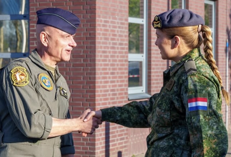 Prinsesse Amalia hilser på offiser i luftforsvaret