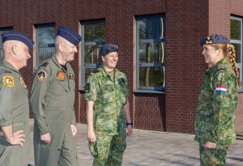 Prinsesse Amalia med kolleger i luftforsvaret