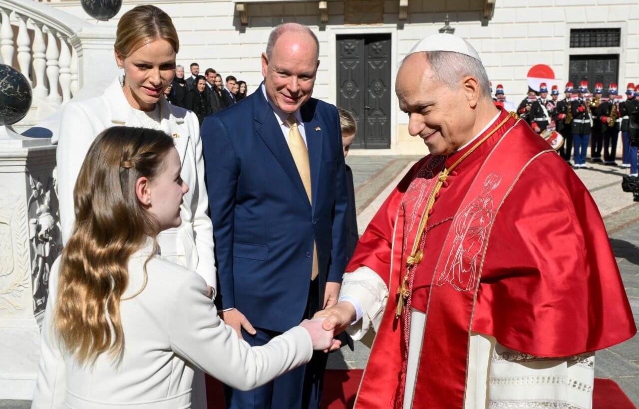 Prinsesse Gabriella hilser på paven