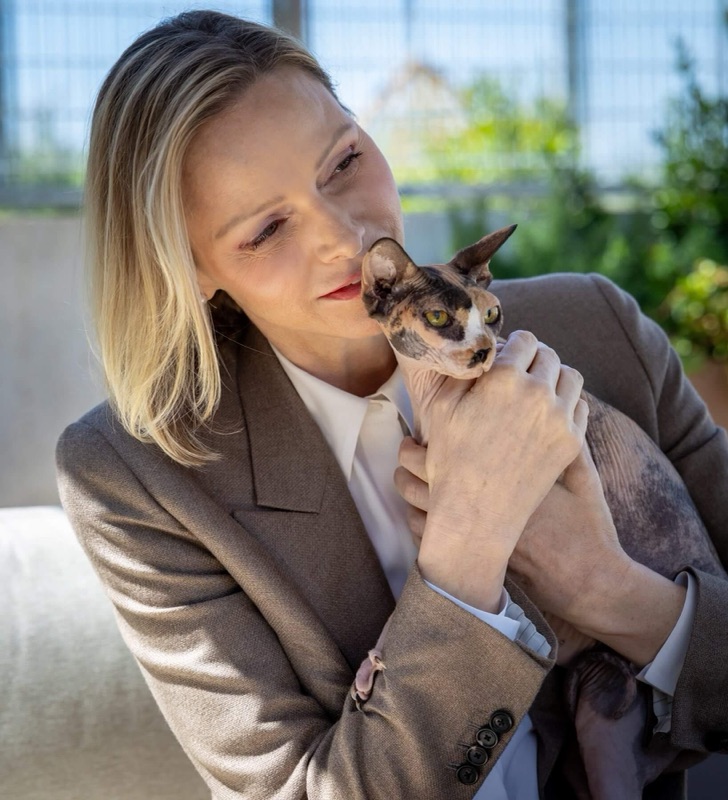Fyrstinne Charlène med en katt