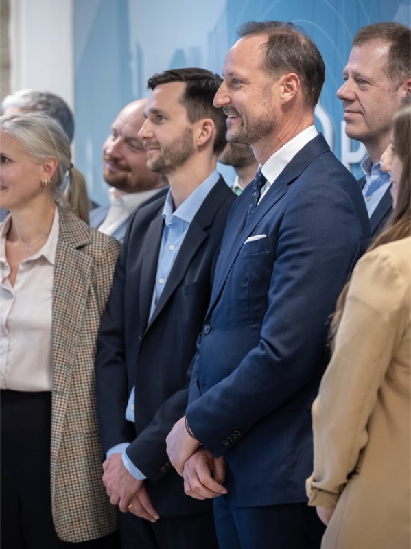 Kronprinsen sammen med forskere ved PRIO