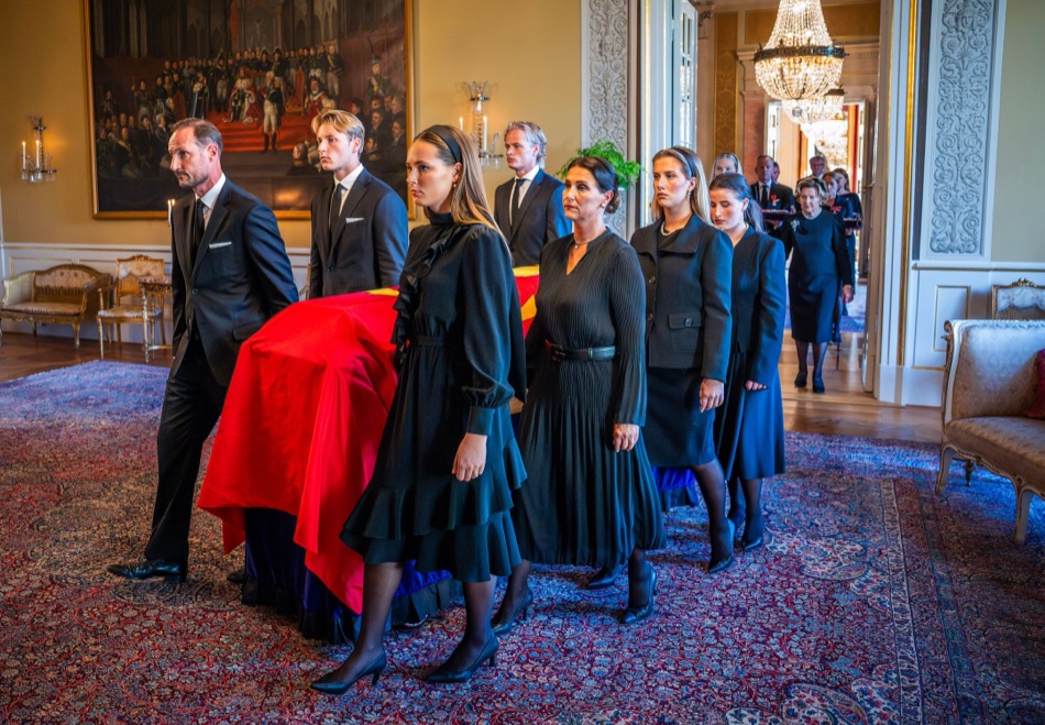 Kongefamilien kom uanmeldt ut til folkehavet: "Heia kongen"