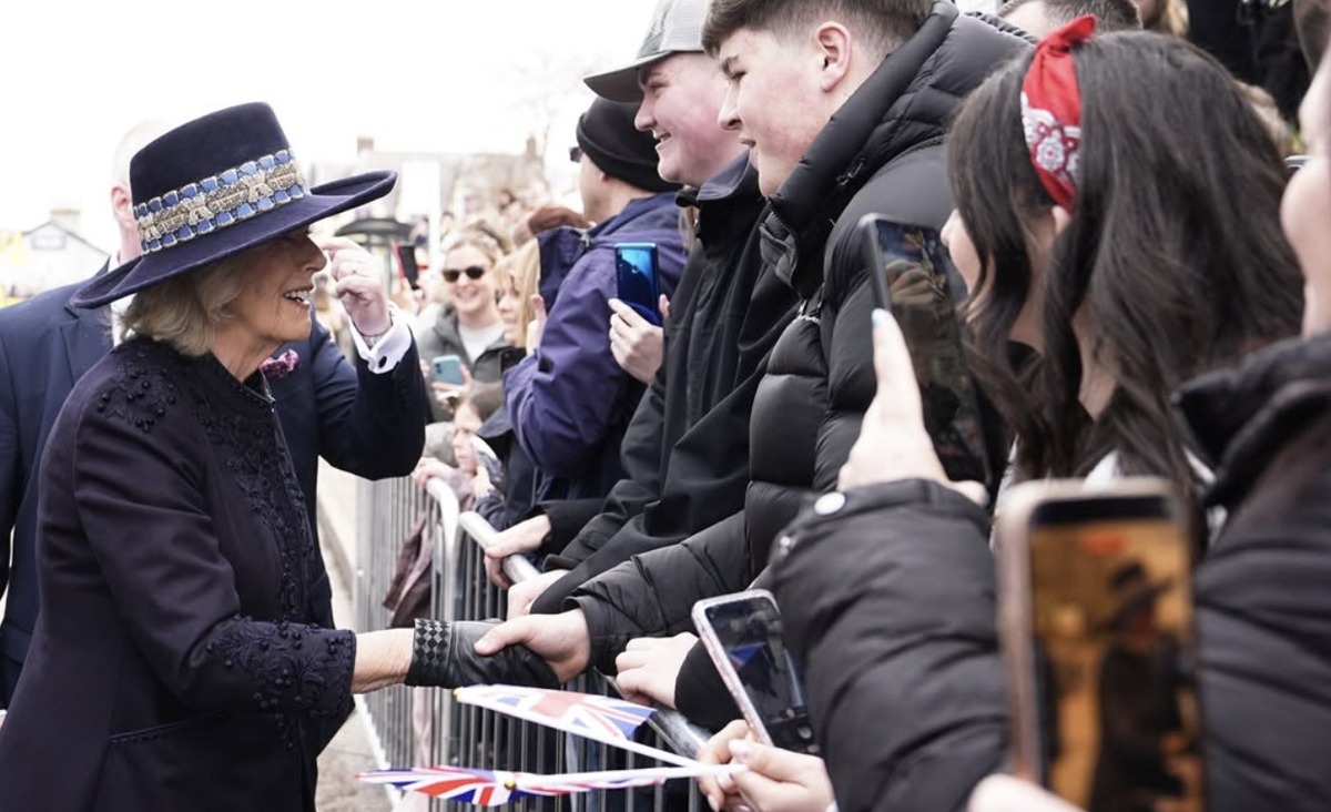 Dronning Camilla hilser på publikum