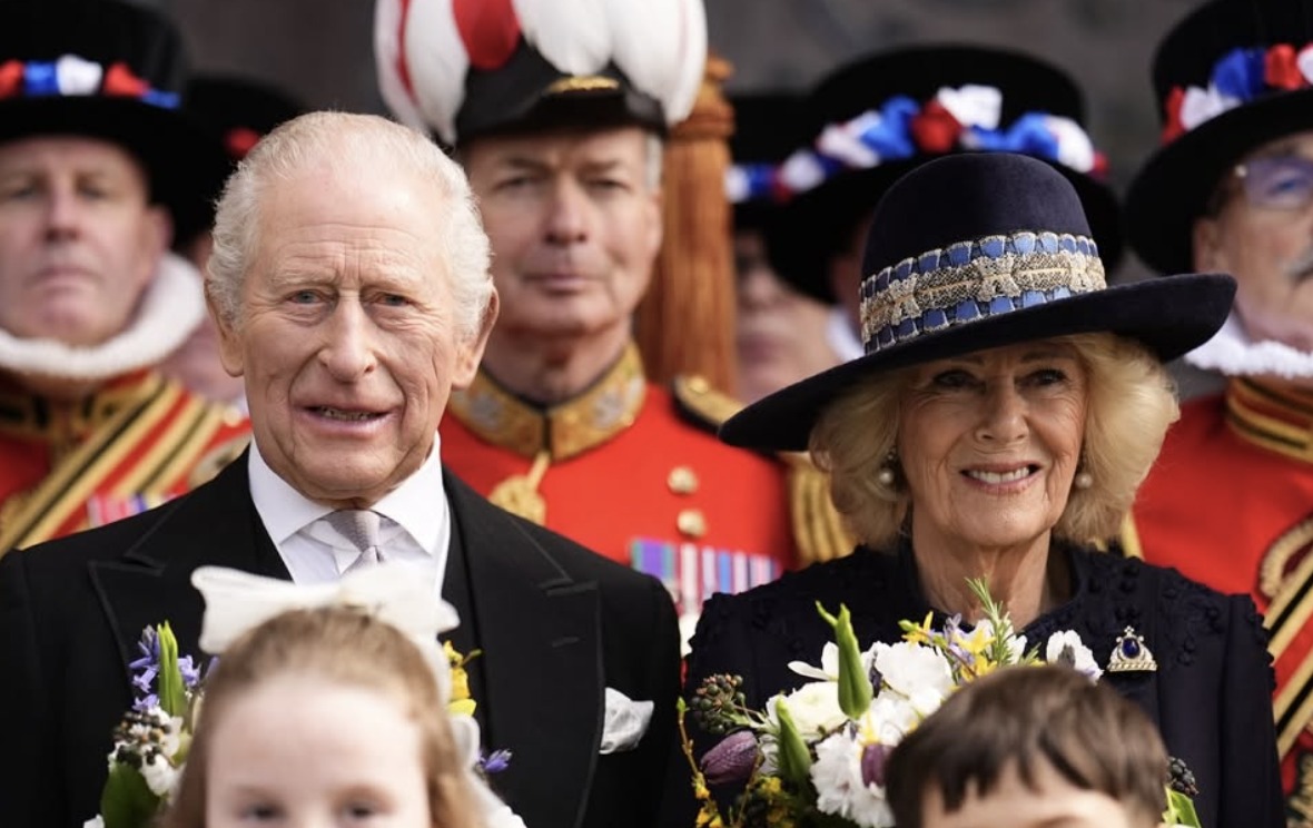 Kong Charles og dronning Camilla utenfor katedralen