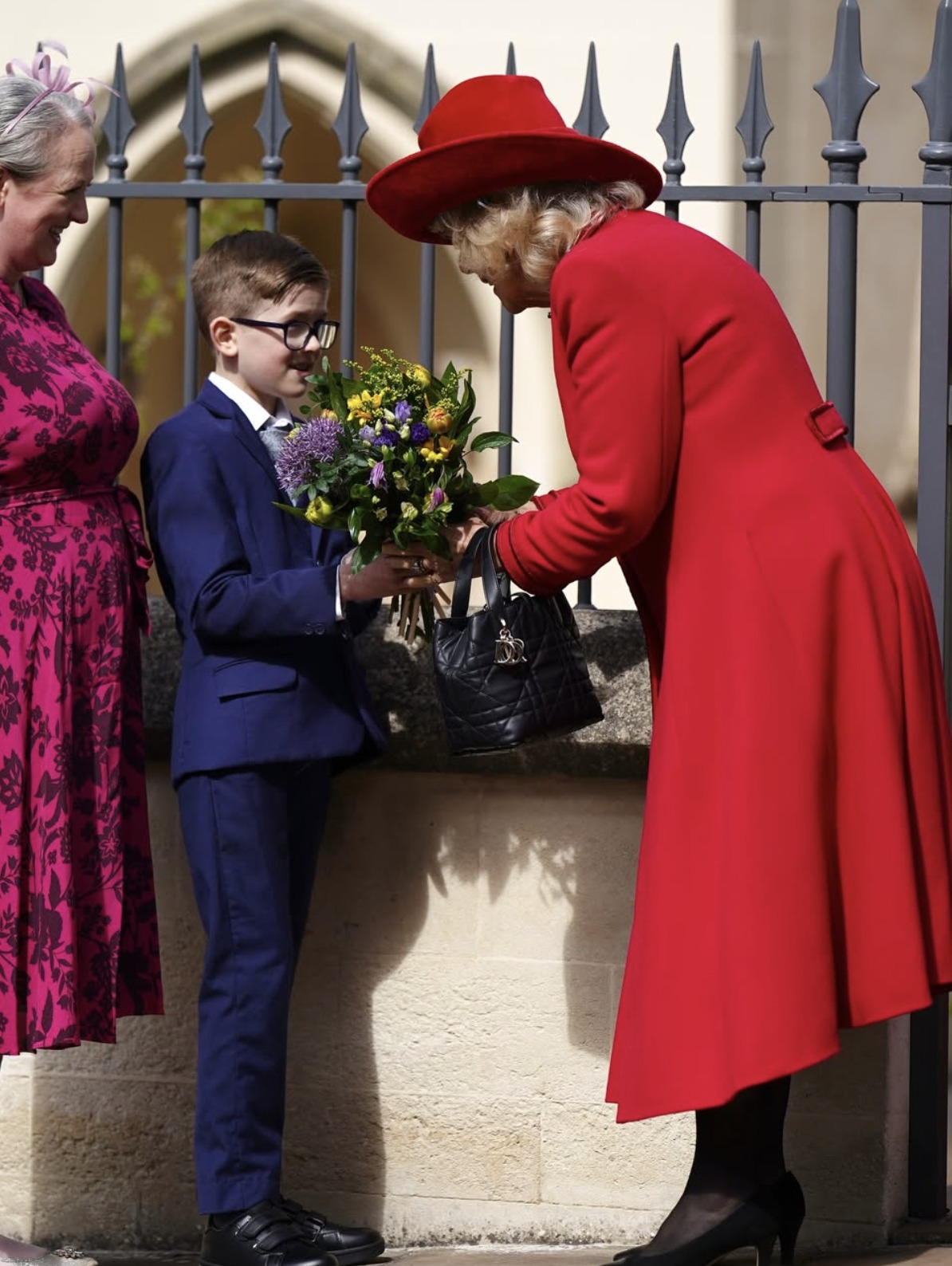 Dronning Camilla mottar blomster