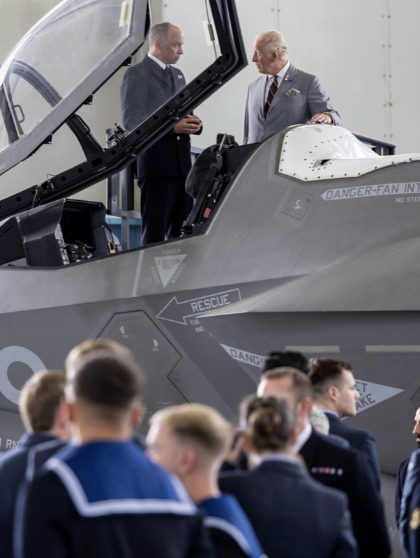 Prinsessen av Wales i cockpiten på et Spitfire-fly