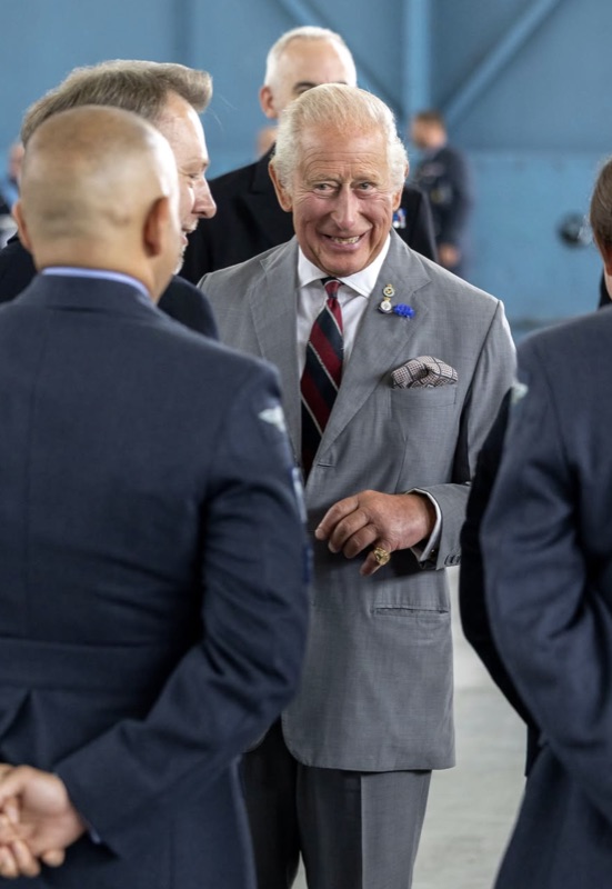Prinsessen av Wales og prins George ved Spitfire-flyet