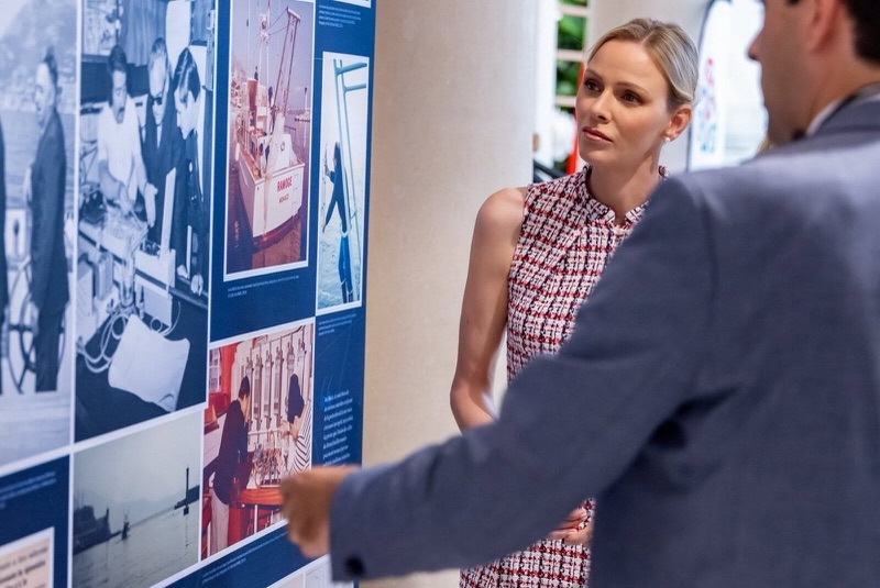 Fyrstinne Charlène studerer bilder fra avtalens historie