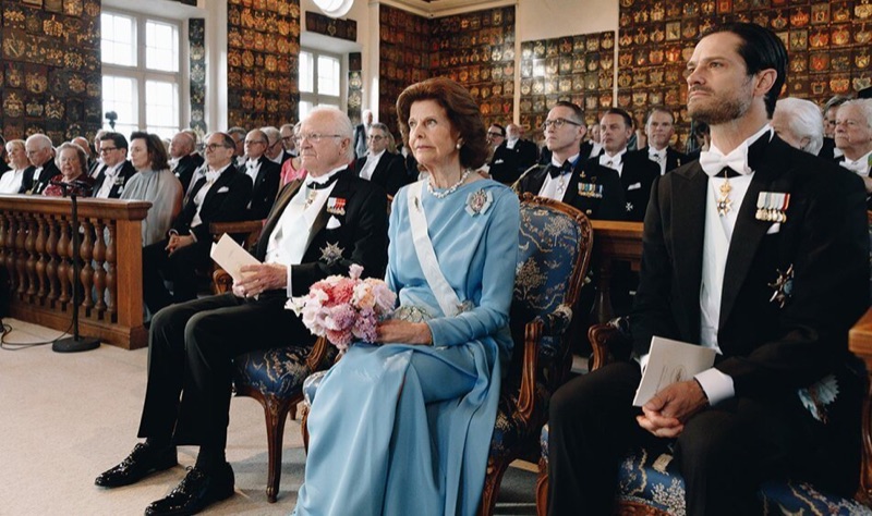 De kongelige under seremonien i Riddarhuset