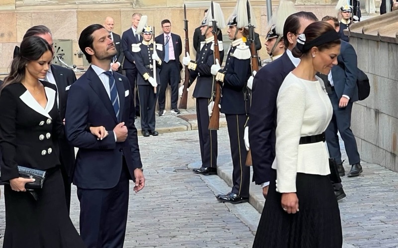 Prins Carl Philip, prinsesse Sofia og kronprinsesse Victoria går forbi oppstilte gardister