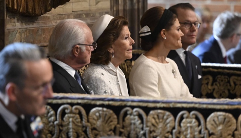 Kongen, dronning Silvia, kronprinsesse Victoria og prins Daniel sitter i kirkebenken i Storkyrkan