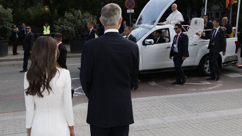 Kongeparet tar imot paven som ankommer i pavemobilen