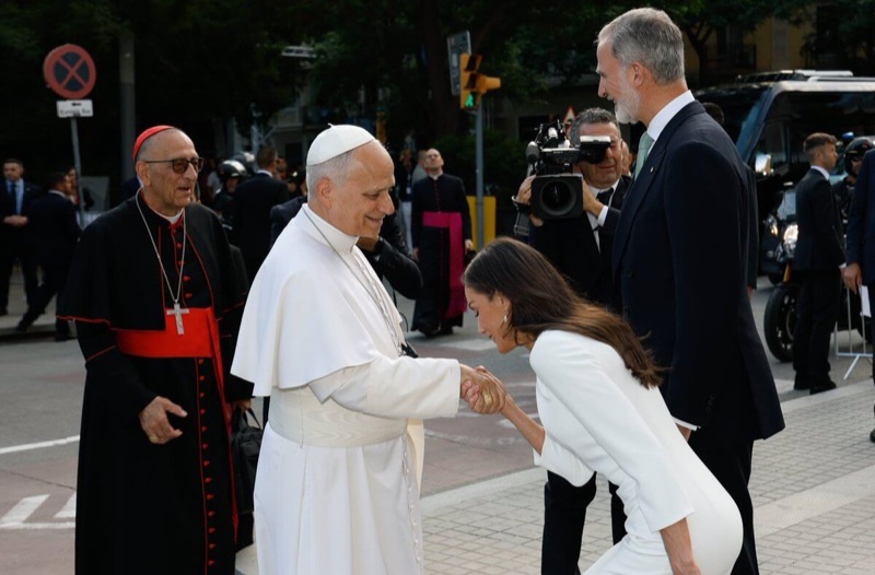 Kong Felipe og dronning Letizia deltok i messe med pave Leo XIV i Sagrada Família