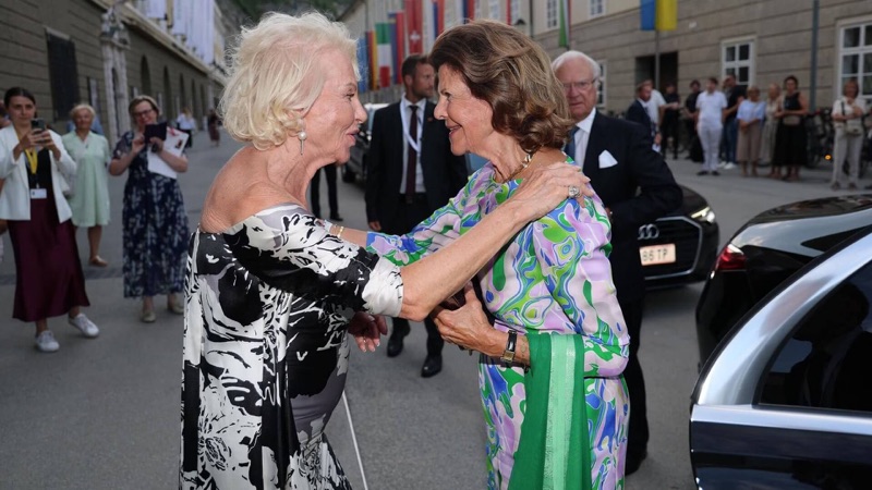 Dronning Silvia omfavner vertinnen Eva O´Neill på gaten