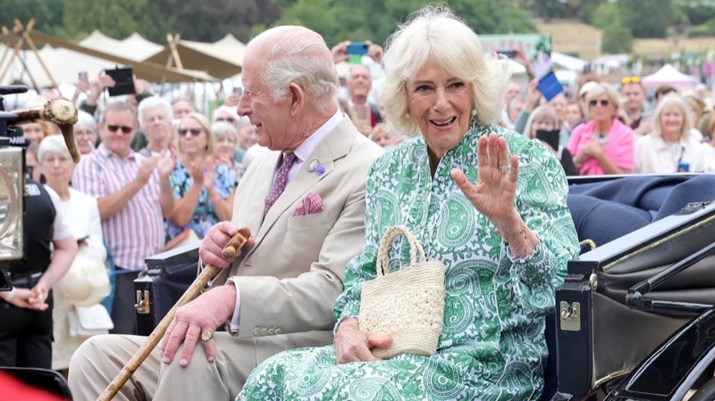 Kongeparet gjestet den aller første blomsterfestivalen på Sandringham