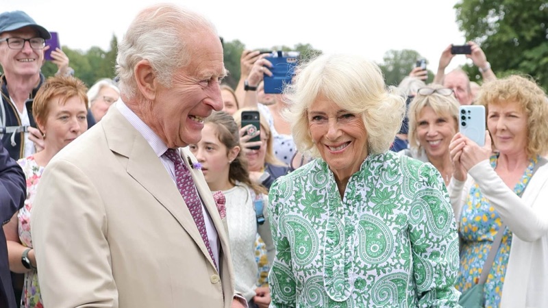 Kong Charles og dronning Camilla ler sammen
