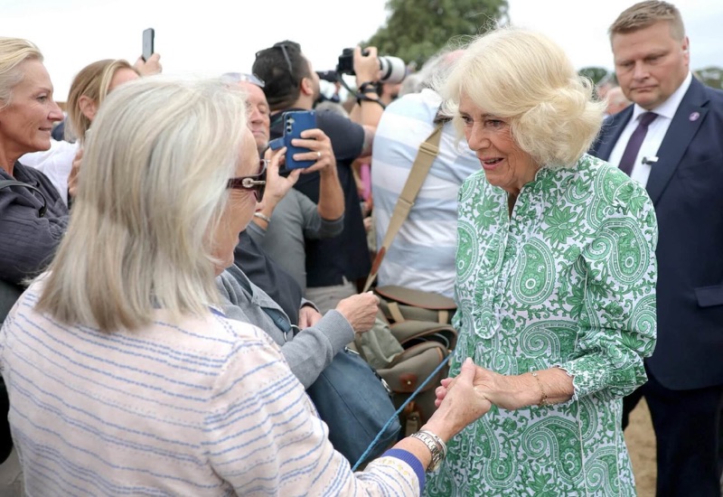 Dronning Camilla hilser på publikum