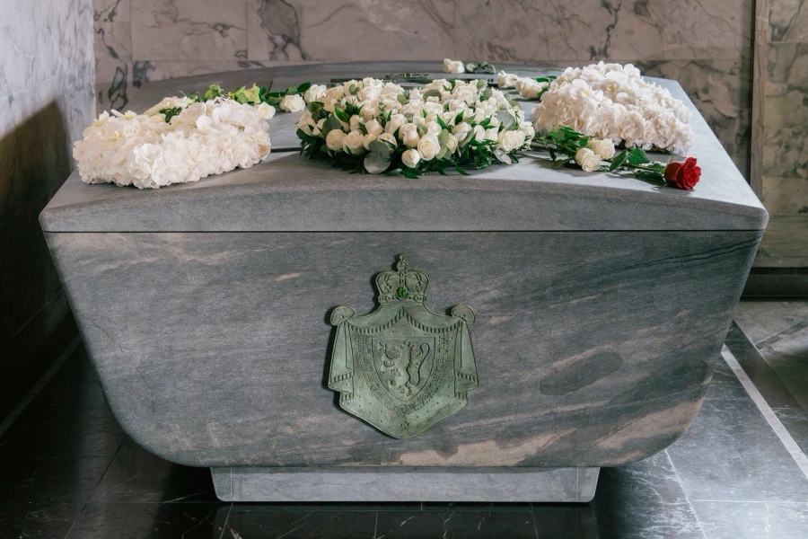 King Harald's sarcophagus is in place in the mausoleum