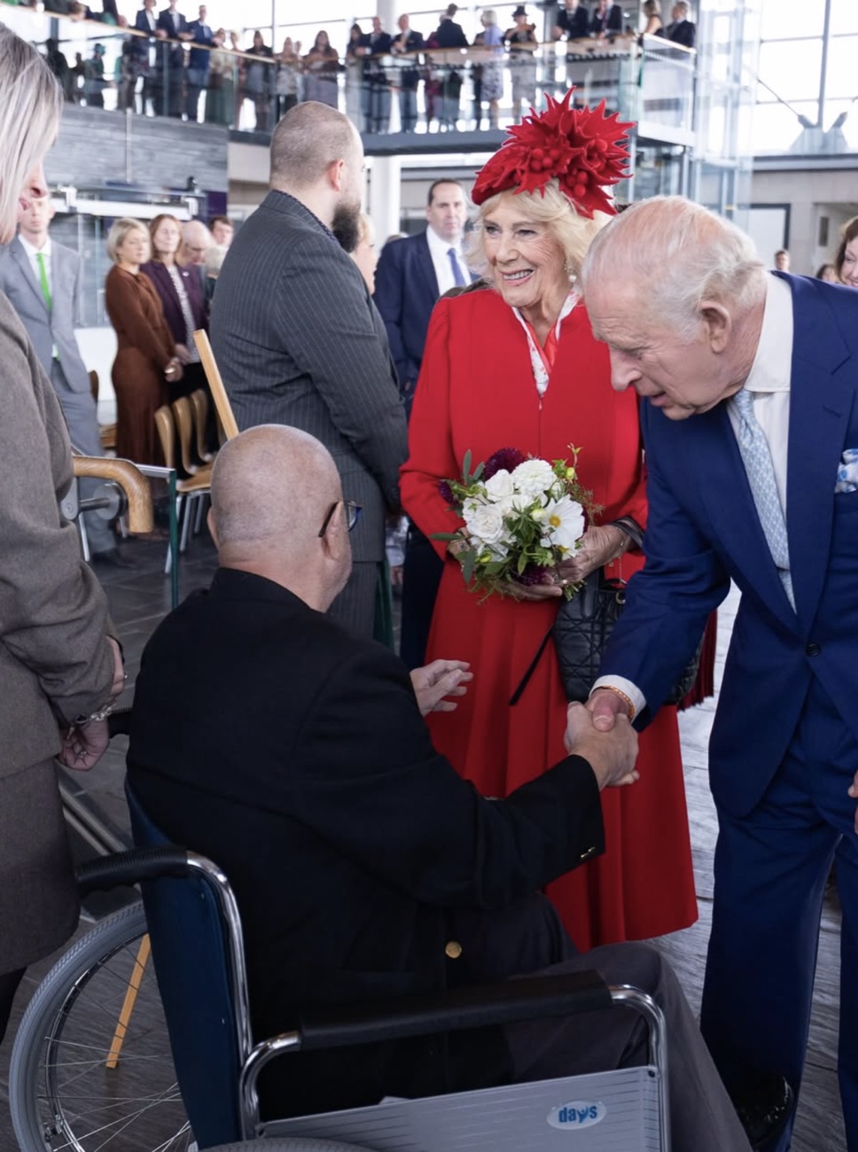 Kongeparet hilser på gjestene under mottakelsen etterpå