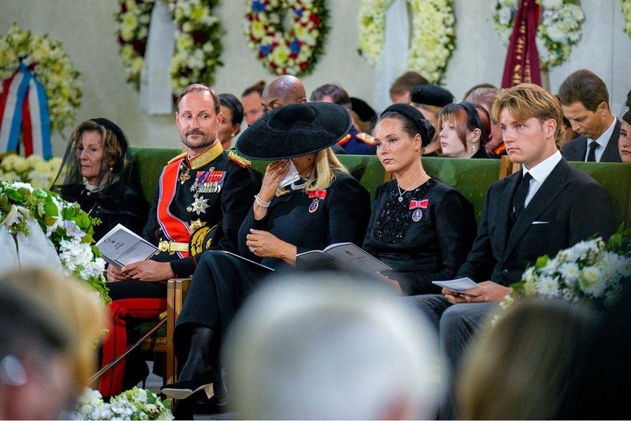 Tears in the cathedral: the King's coffin is on its way to the mausoleum