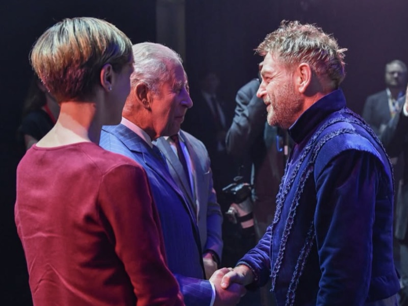 Kongen hilser på Kenneth Branagh i kostyme som Prospero