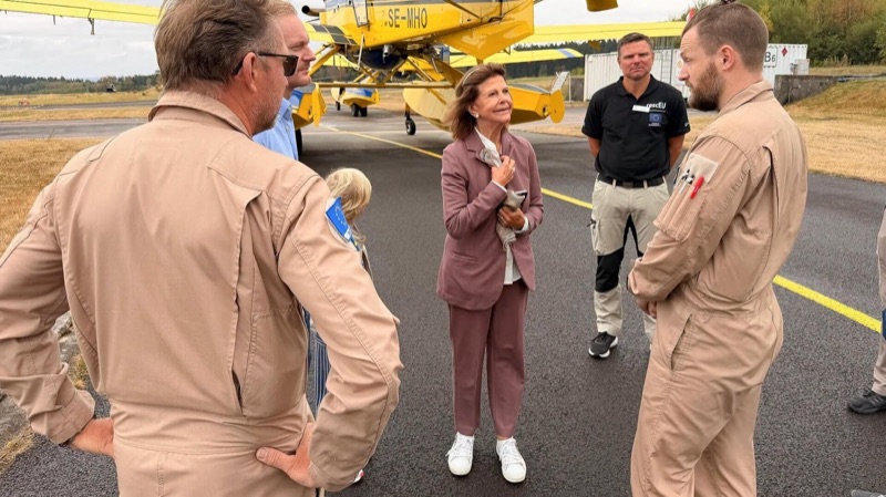Dronning Silvia besøkte svenske brannmannskaper i Belgia