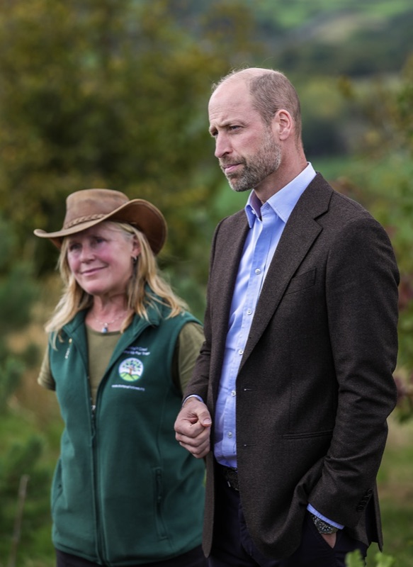 Prins William går sammen med en kvinne i grønn vest og bredbremmet hatt fra Stump Up For Trees