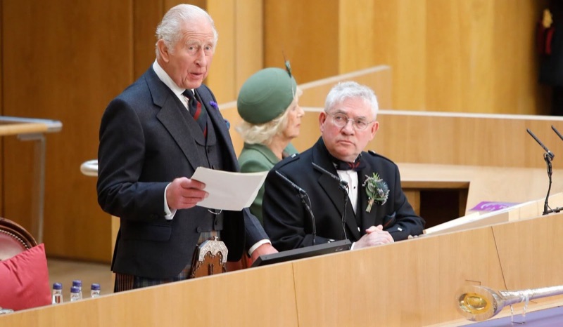 Kong Charles holder tale ved åpningen