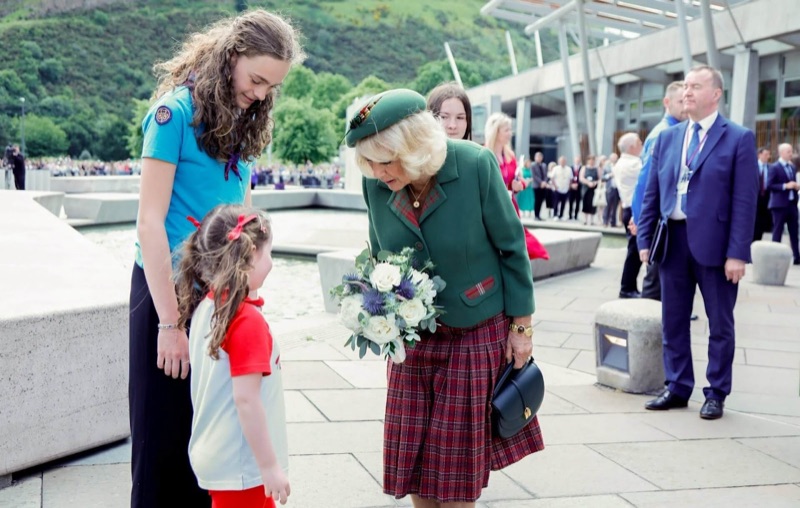 Dronning Camilla mottar blomster fra barn