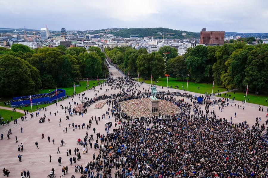 Aerial view of the Palace Square full of people, with the sea of flowers around the statue of Karl Johan and Karl Johans gate in the background