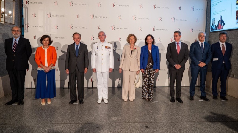 Dronning Sofía i gruppebilde foran Teatro Real-veggen