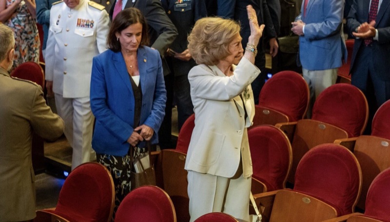 Dronning Sofía vinker til publikum i salen