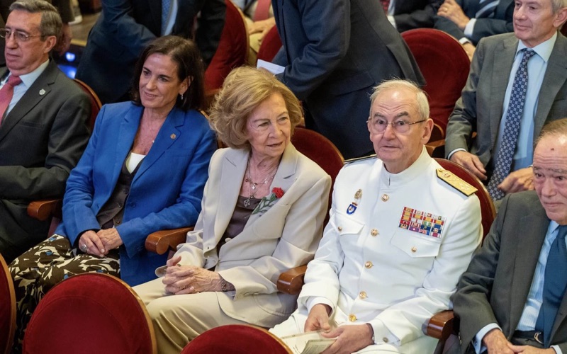 Dronning Sofía på plass i salen i Teatro Real