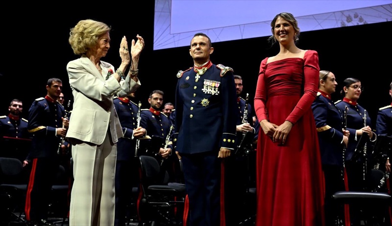 Dronning Sofía applauderer på scenen etter urpremieren
