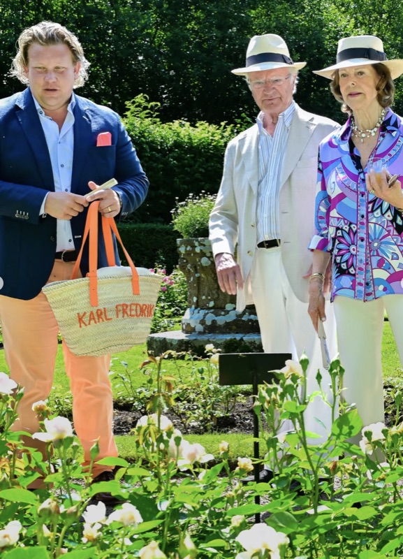 Karl Fredrik Gustafsson sammen med kongeparet i rosehagen