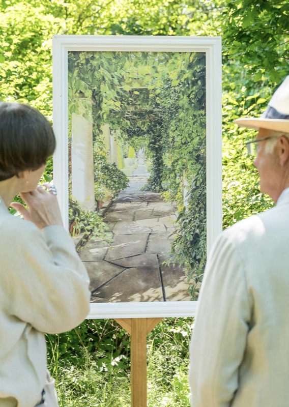 Kongen betrakter et av kunstverkene i slottsparken