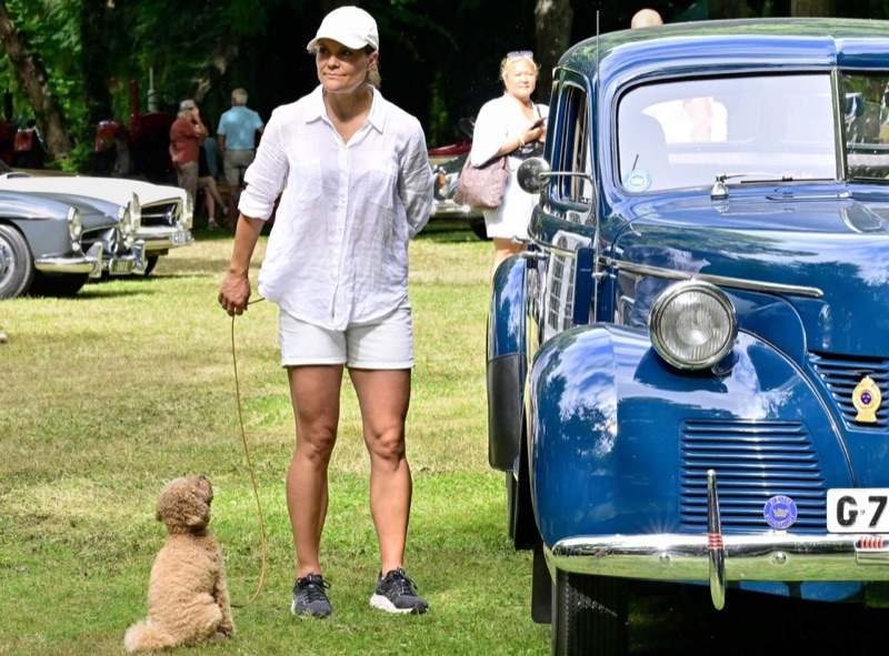 Kronprinsesse Victoria med hunden Rio foran en veteran-Volvo