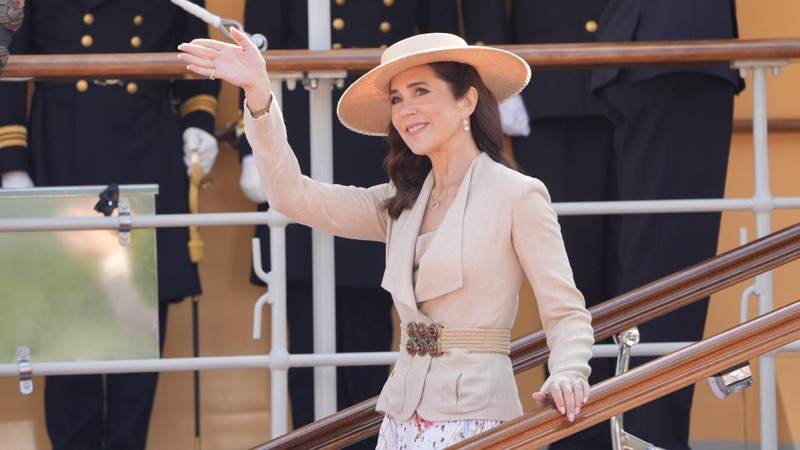 Dronning Mary vinker fra Dannebrog