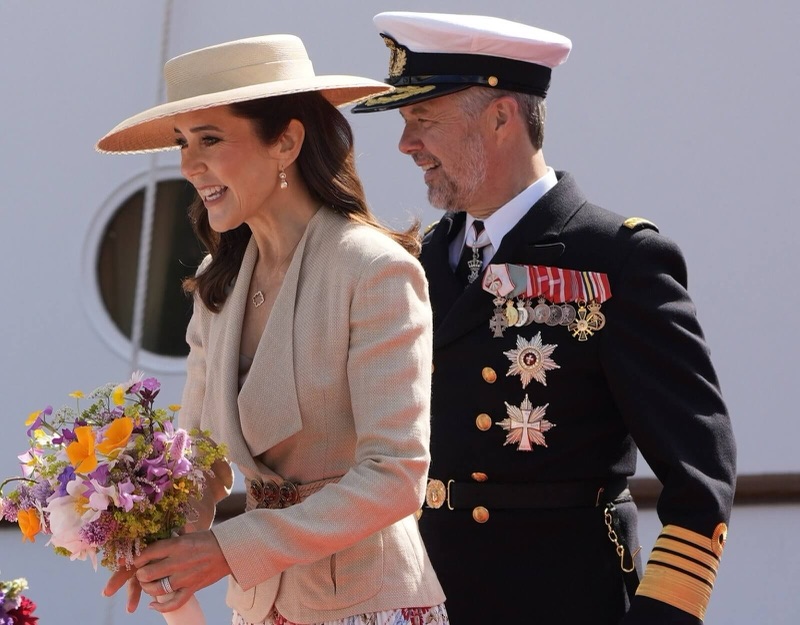 Kong Frederik og dronning Mary innledet sommertoktet i Odense